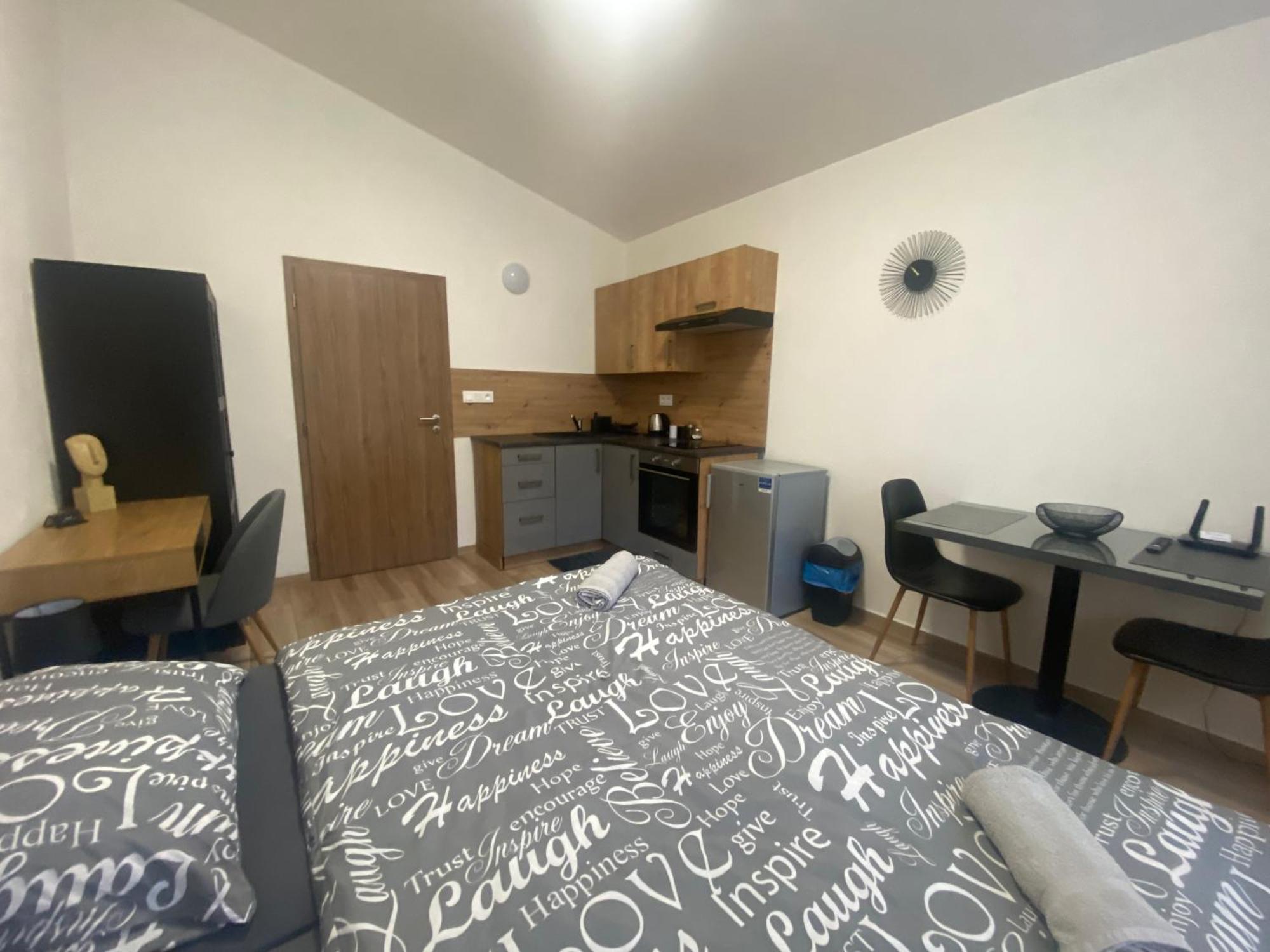 Cerna Ruze - Apartman 7 Plzen Luaran gambar