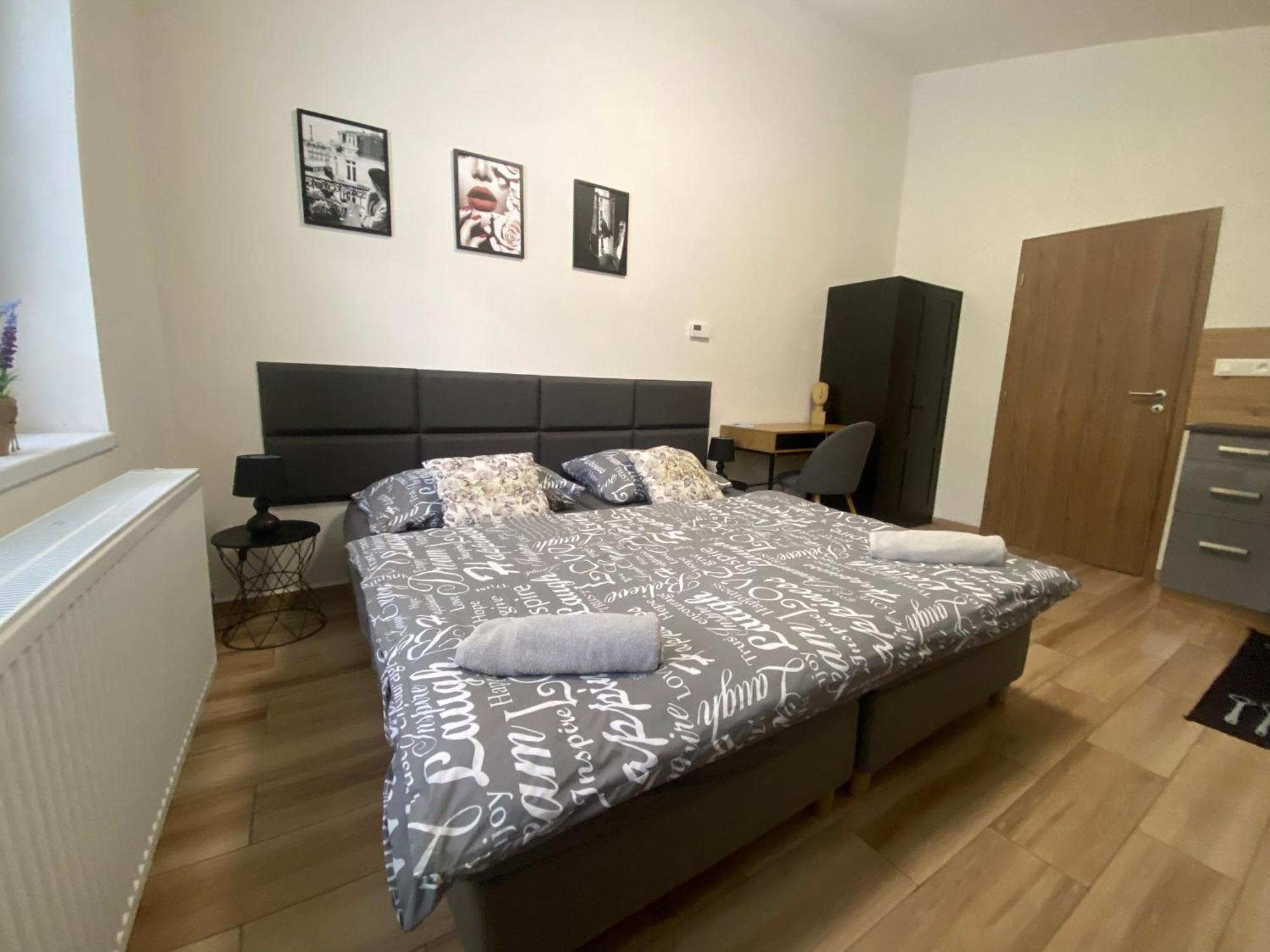 Cerna Ruze - Apartman 7 Plzen Luaran gambar