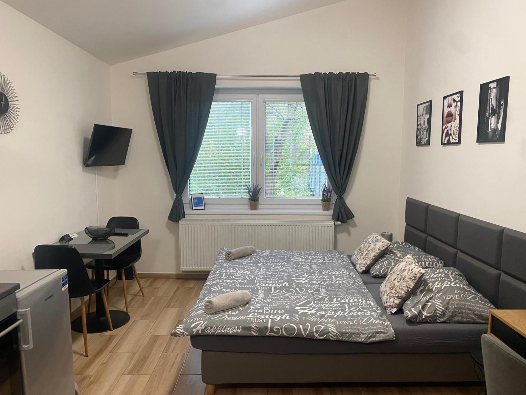 Cerna Ruze - Apartman 7 Plzen Luaran gambar